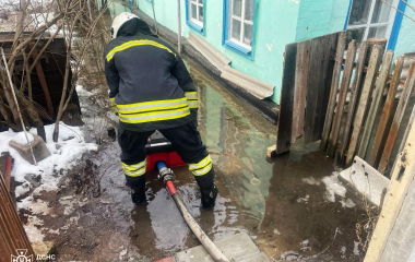 На Кіровоградщині рятувальники продовжують надавати допомогу у боротьбі з підтопленнями