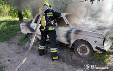 У Кропивницькому рятувальники гасили «Запорожець» та занедбану будівлю