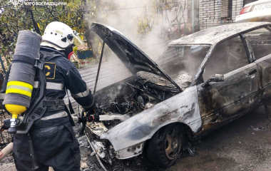 У громаді на Кіровоградщині вогонь знищив легковик