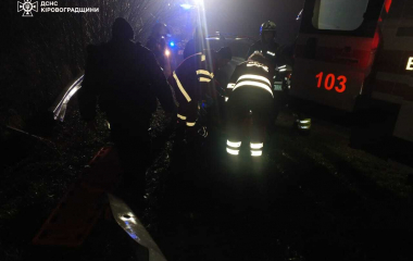 Водій застряг у власній автівці внаслідок ДТП на Кіровоградщині