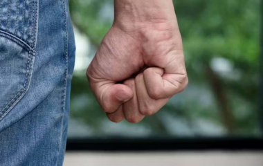Кропивницький суд оштрафував чоловіка за побиття жінки у Центральному сквері міста